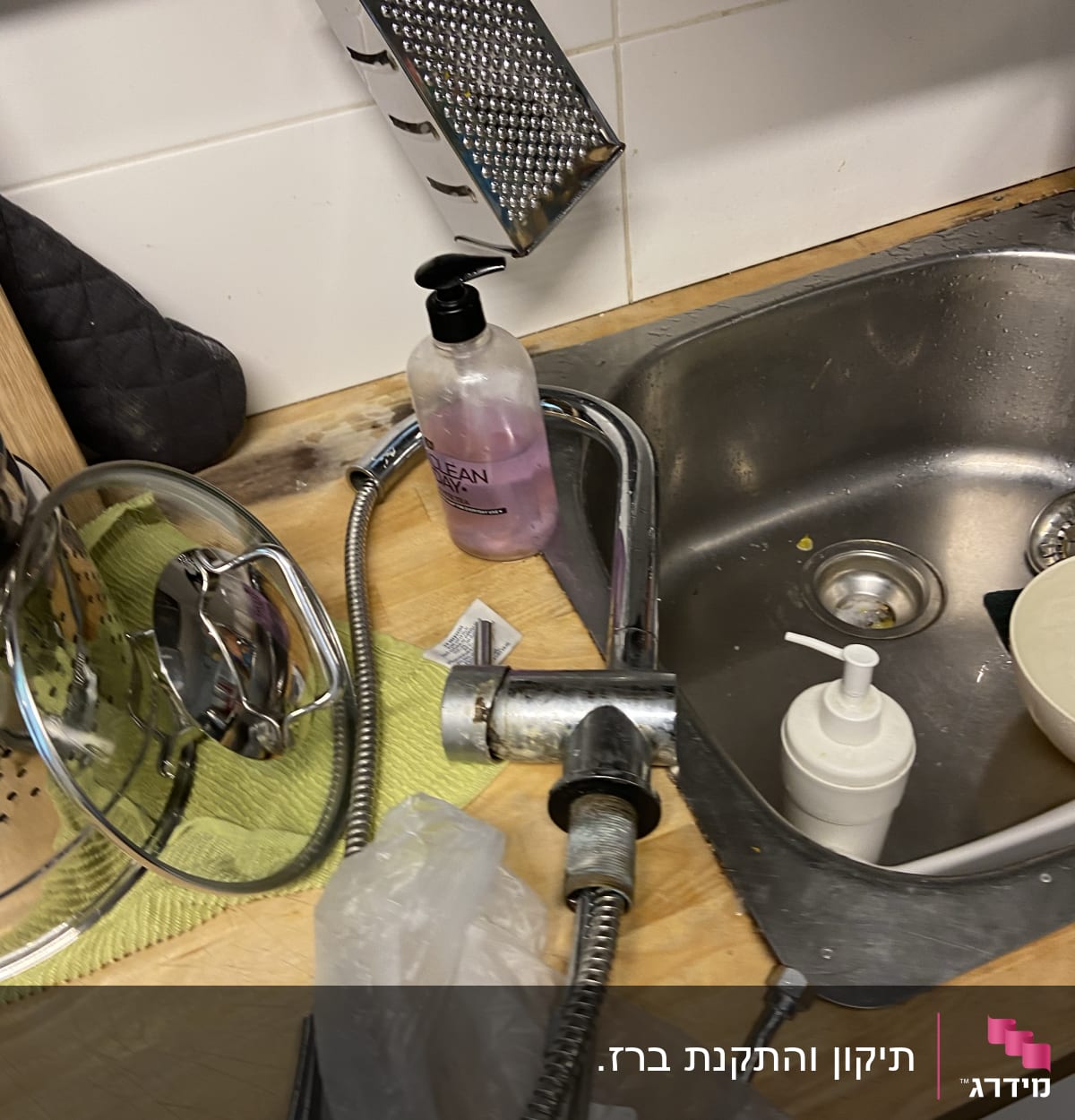 ברז מטבח מפורק ליד כיור עם צינור גמיש